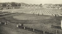 Le stade et les btiments techniques au fond !